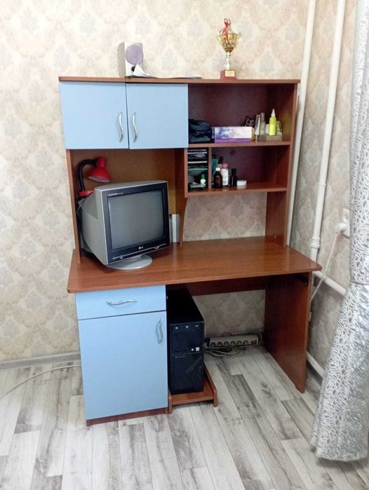 Комютерный стол.