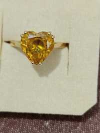 Кольцо с цитрином и бриллиантом.