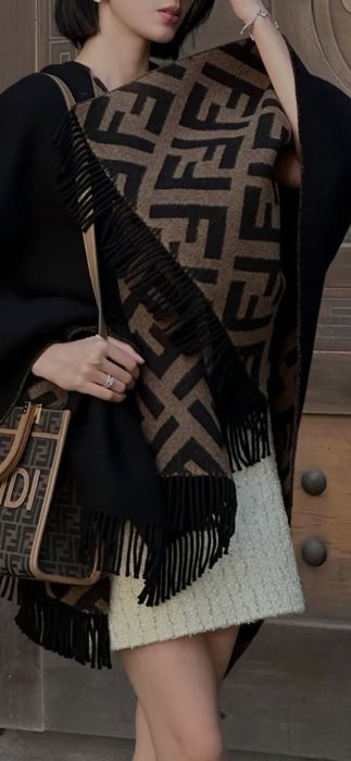 Poncho Fendi model 2026