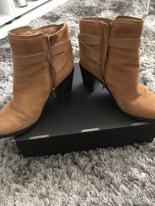 Botine dama scurte maro cu toc din piele intoarsa Camaieu marimea 39