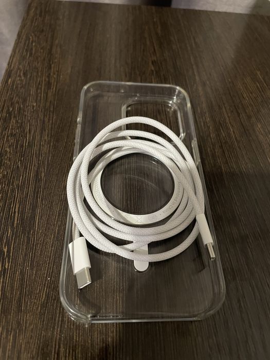 Продам чехол и кабель от Айфона 15 про