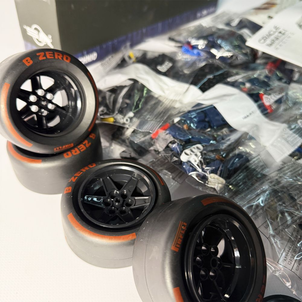 Конструктор Lego Oracle Red Bull Racing RB20 | 1685 деталей | Болид