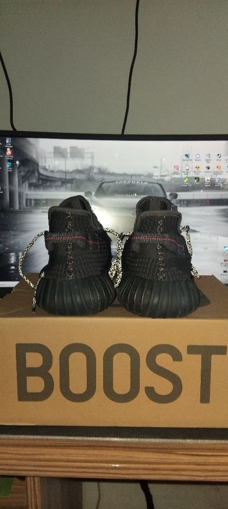 Продавам обувки YEEZY BOOST V2 с кутия!!!