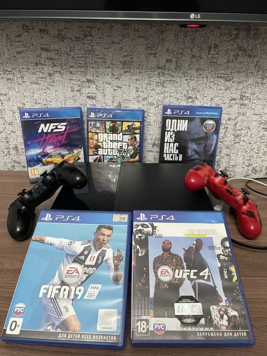 Продам Пс 4 / 2 джостика / 8 игр