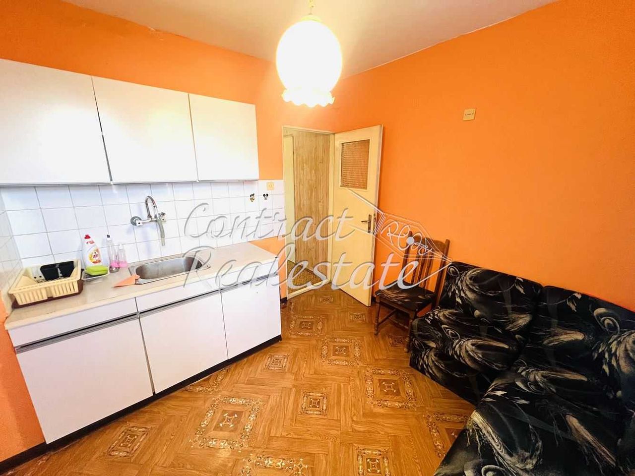 Продава се Двустаен апартамент в Ямбол, Център - 62 кв.м за 905 €/кв.м - Снимка #2