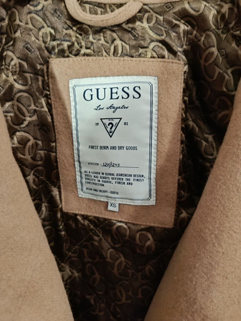 Късо палто на Guess бежаво