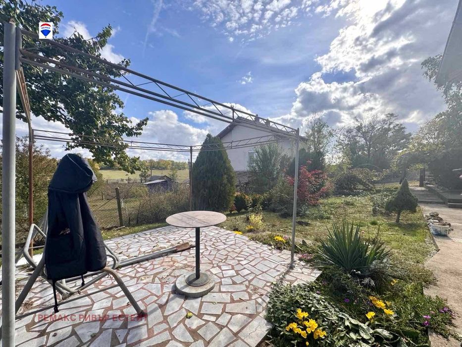 Къща за продажба в с. Червена вода