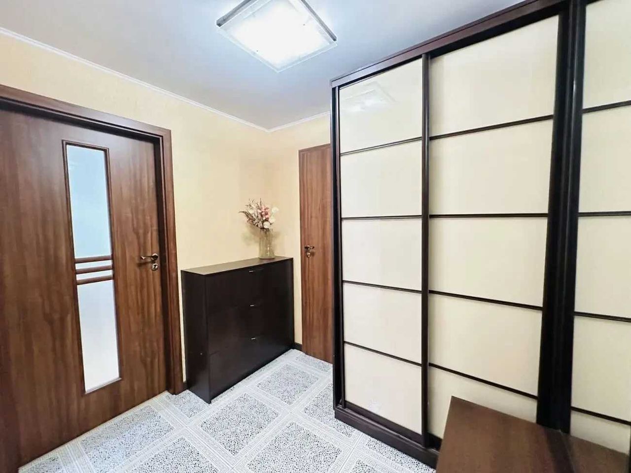 Дава се под наем Тристаен апартамент в София, Зона Б-5 - 100 кв.м за 612 € - Снимка #1