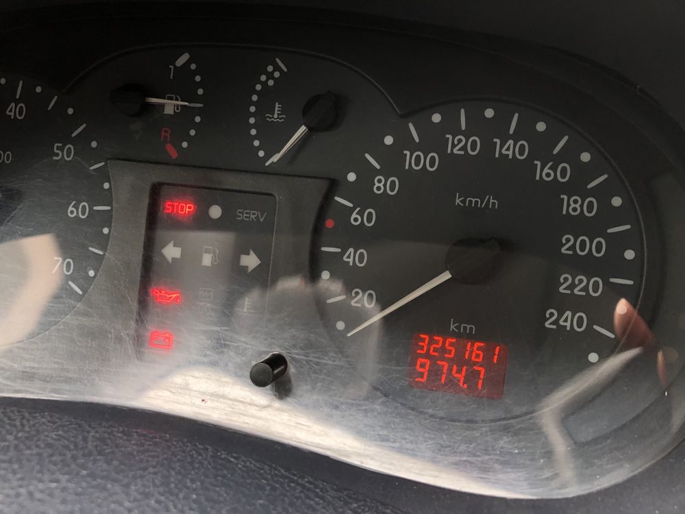 Vînd renault clio 2 1.2 16 valve benzină din 2000.