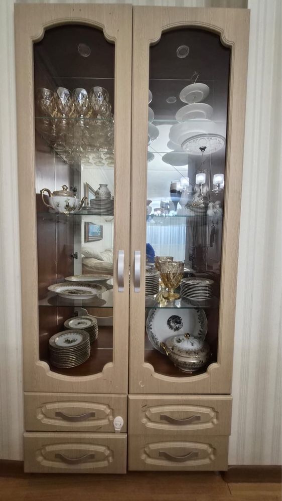 Шкаф для посуды, посуда не продается