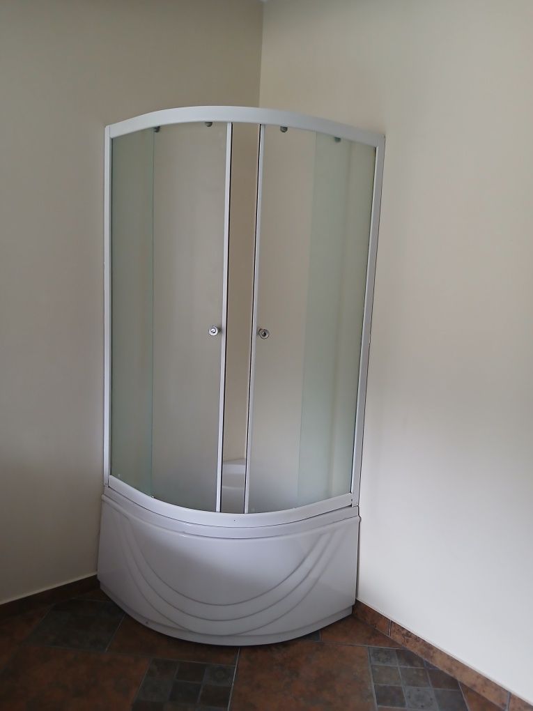 Cabina dus cu cada  semirotunda