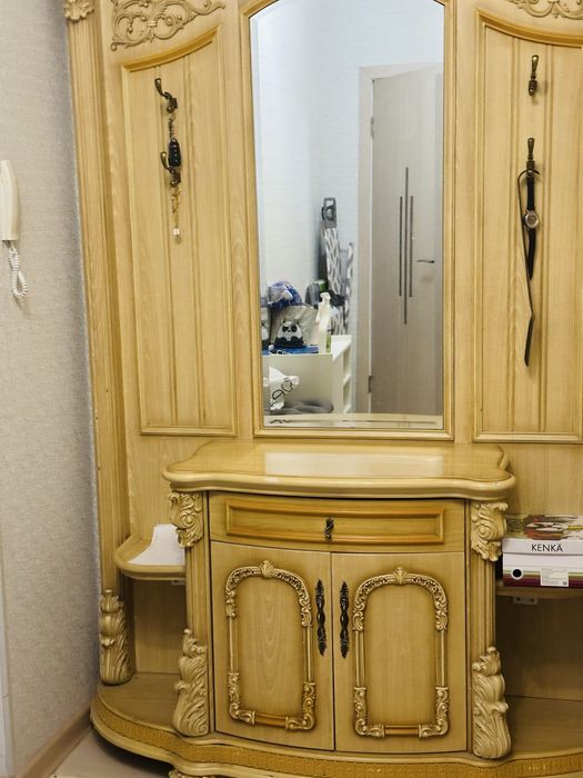 Отдам бесплатно прихожий шкаф.