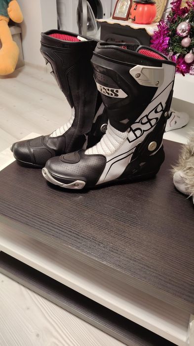 Vând combinizoane moto din doua piese și ghete moto