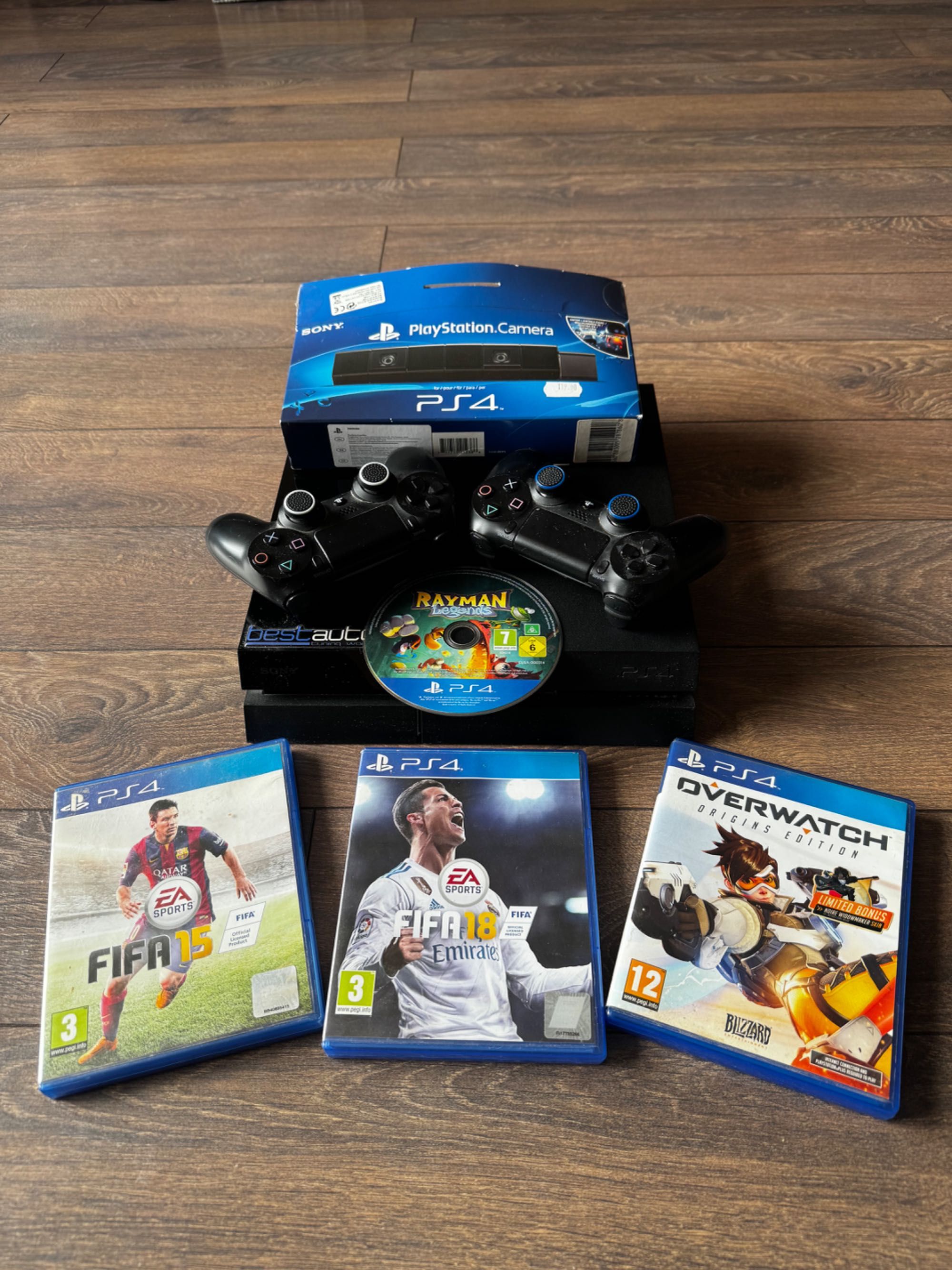 PS4 (1TB) комплект  + 2 джойстика + камера + 4 игри като подарък