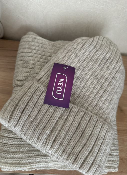 Продам новый комплект шапка с шарфом!