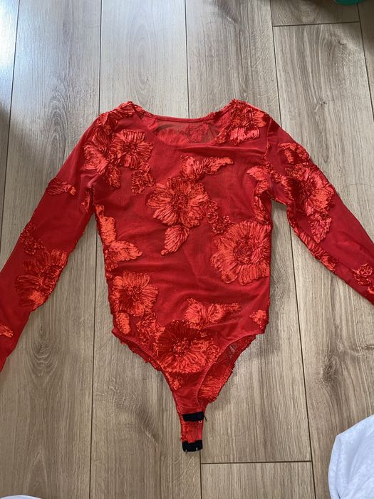 Червено боди с Релефна декорация