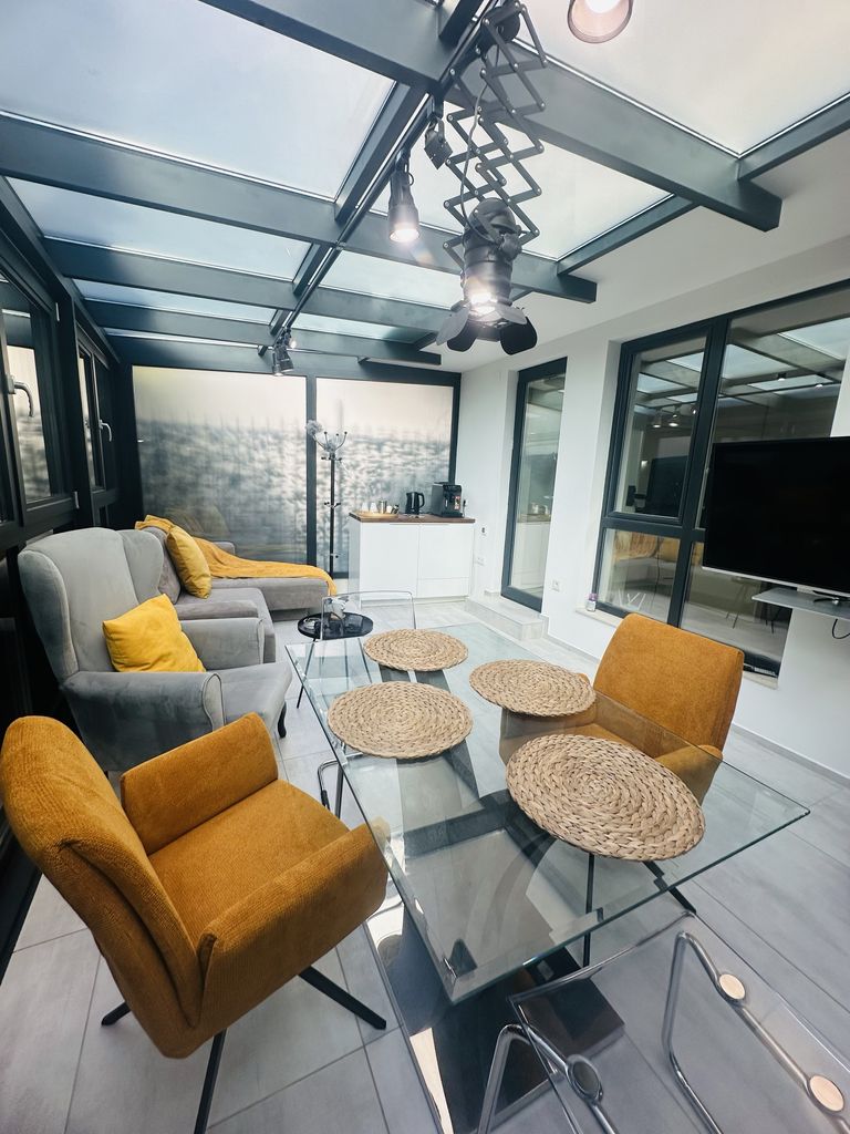 Дава се под наем Тристаен апартамент в Варна, Бриз - 85 кв.м за 1000 € - Снимка #1