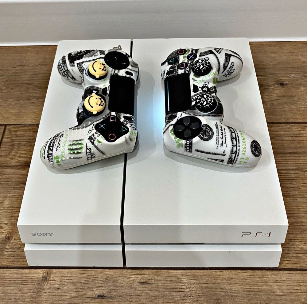 Playstation 4/  идеально С играми
