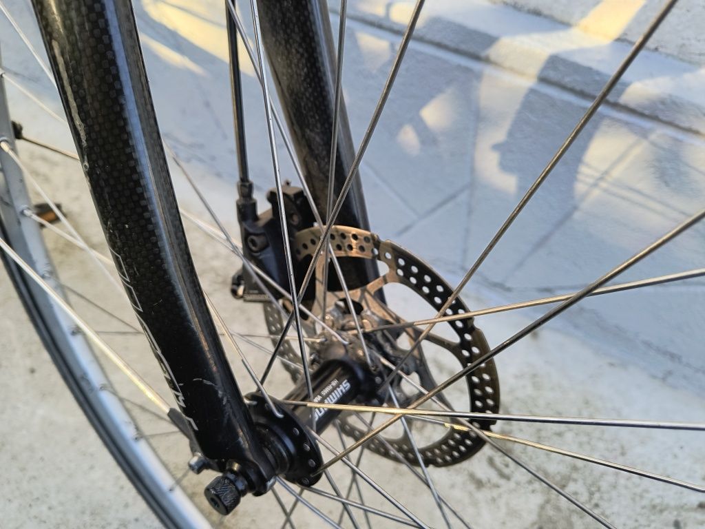 Vand bicicletă de șosea Felt - cadru aluminiu, frâne hidraulice
Vând b