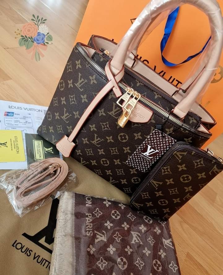 Set Louis Vuitton (portofel +esarfa+geanta, saculet, etichetă