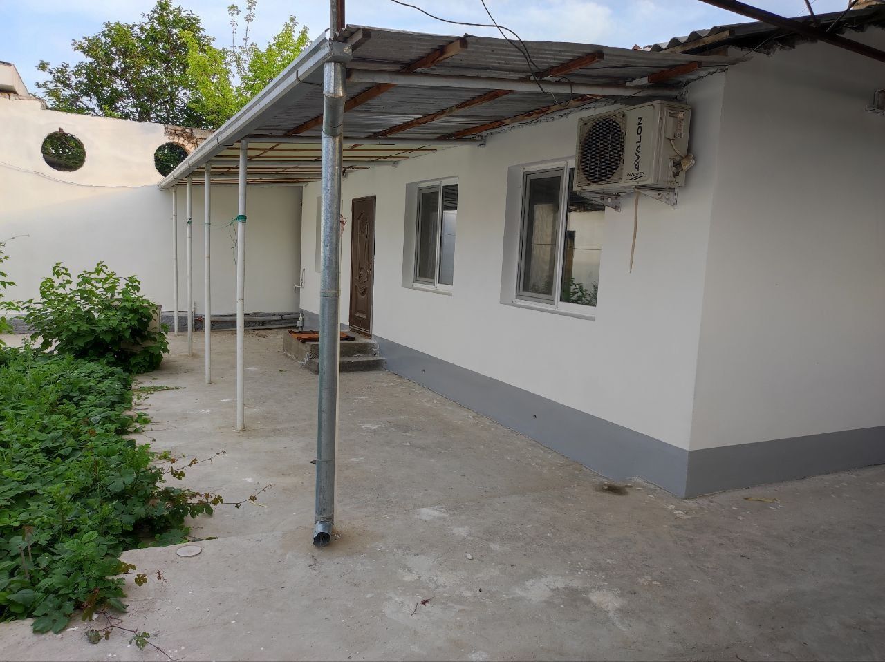 Guliston shahar markazida, KOTEDJ 5 xonali, mo'ljal 2 mavze, 7 maktab.