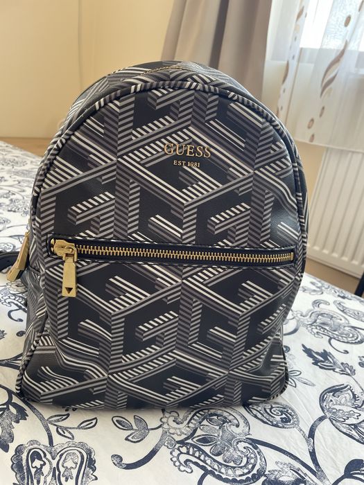 Черна раница Guess