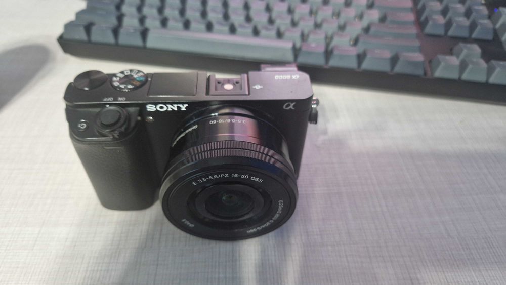 Sony Alpha 6000 като нова, под 300 кадъра