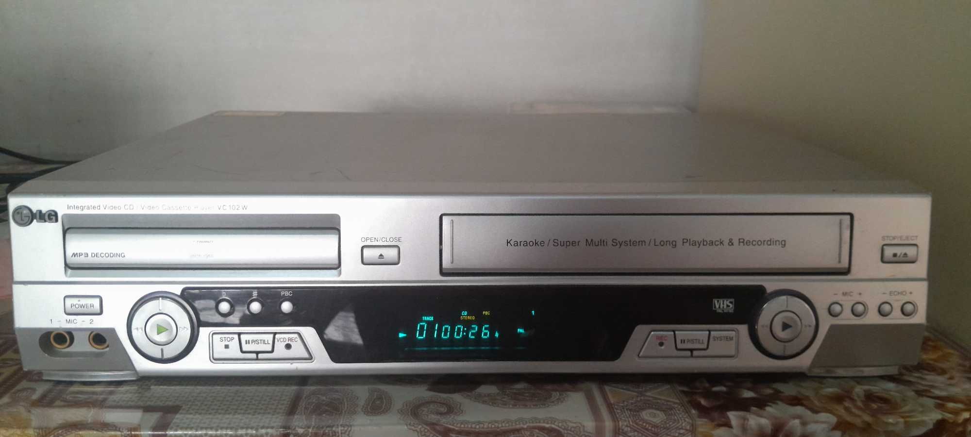Видеомагнитофон + VCD LG 2 в 1 Оба имеют функцию записи на VHS и CD