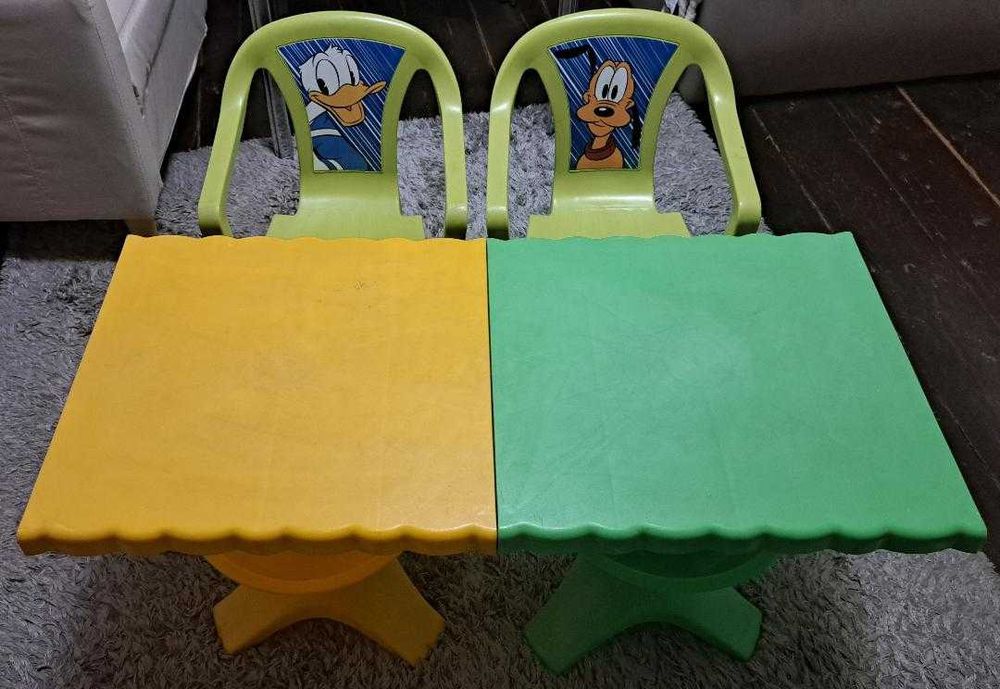 Set doua mese plastic, cu doua scaune Pluto si Donald