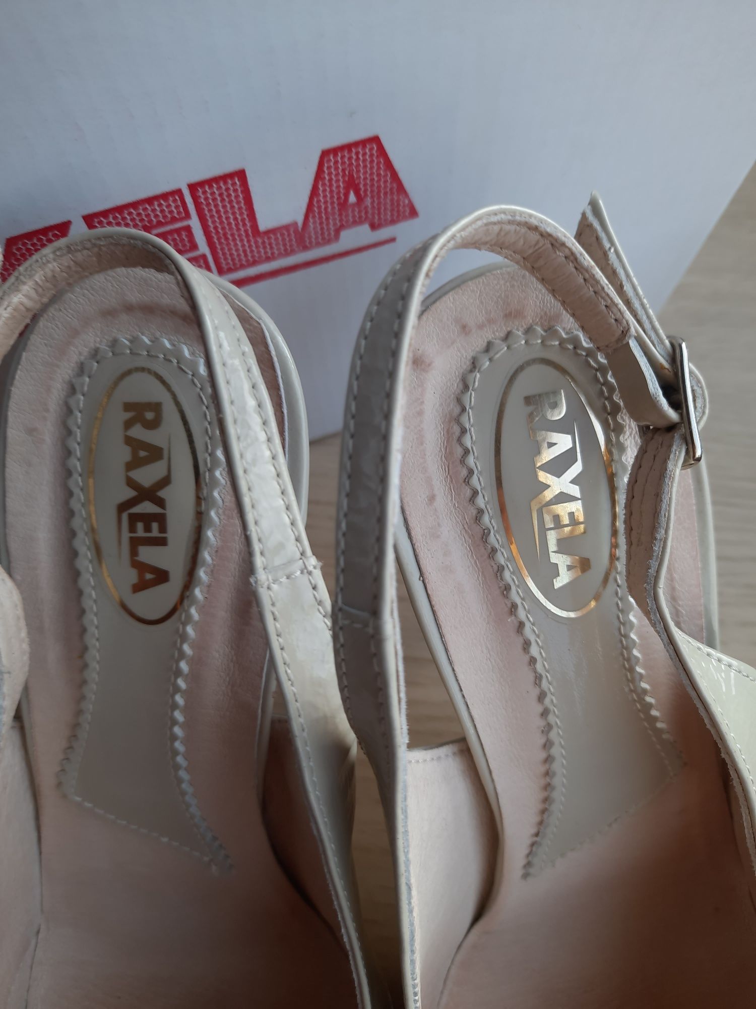 Pantofi decupați, din piele naturală, marca RAXELA.