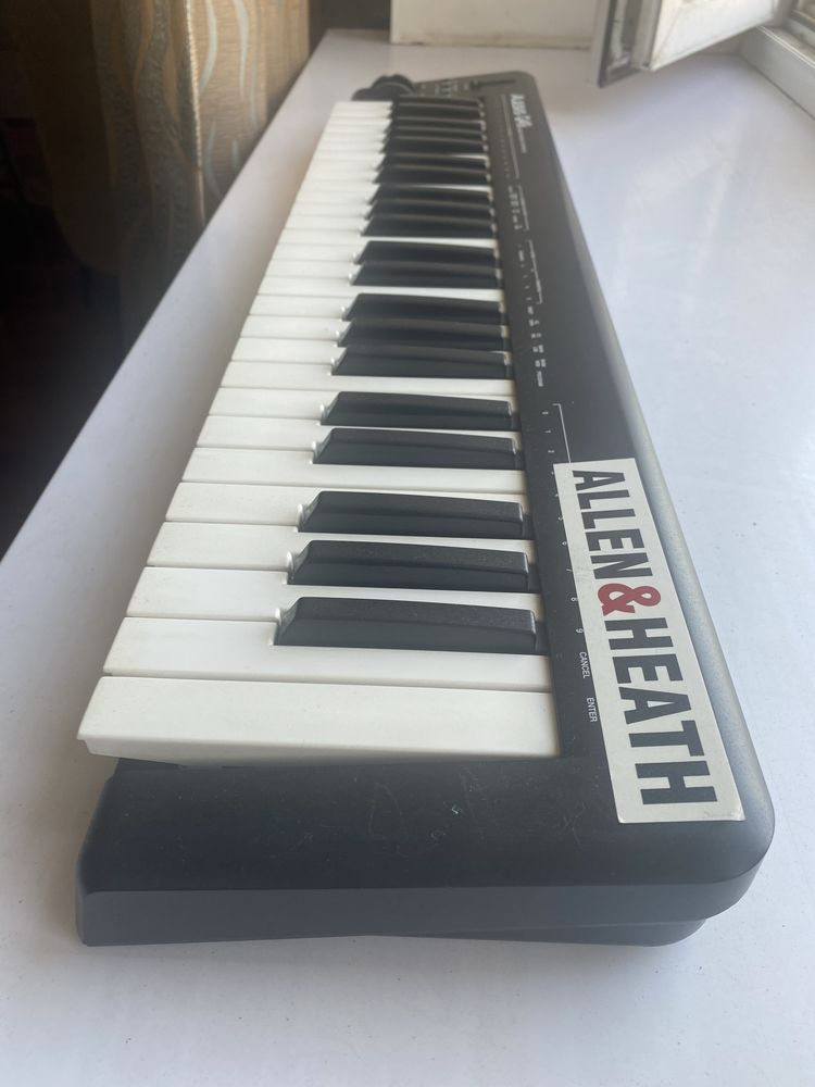 Продам Midi клавиатуру «Alesis q49”