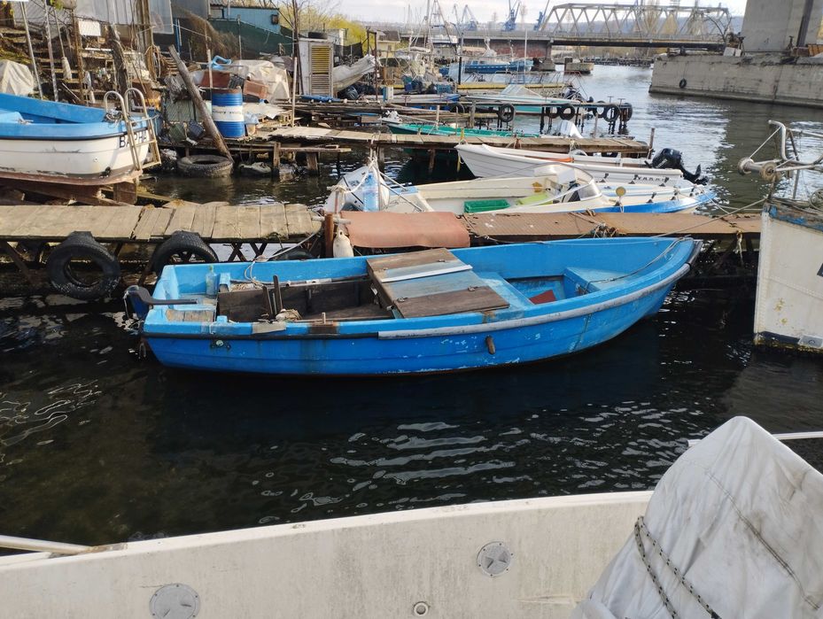 Пластмасова лодка 4.7м с дизелов двигател HATZ 12.4 к.с.