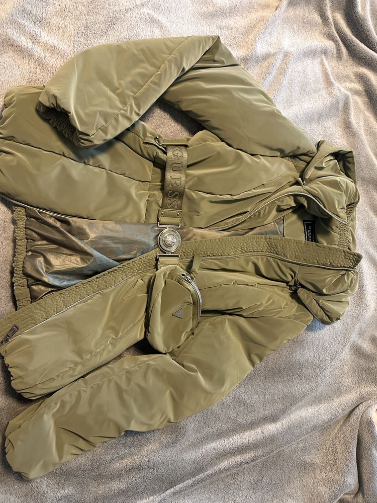 Зимно яке на марката Guess