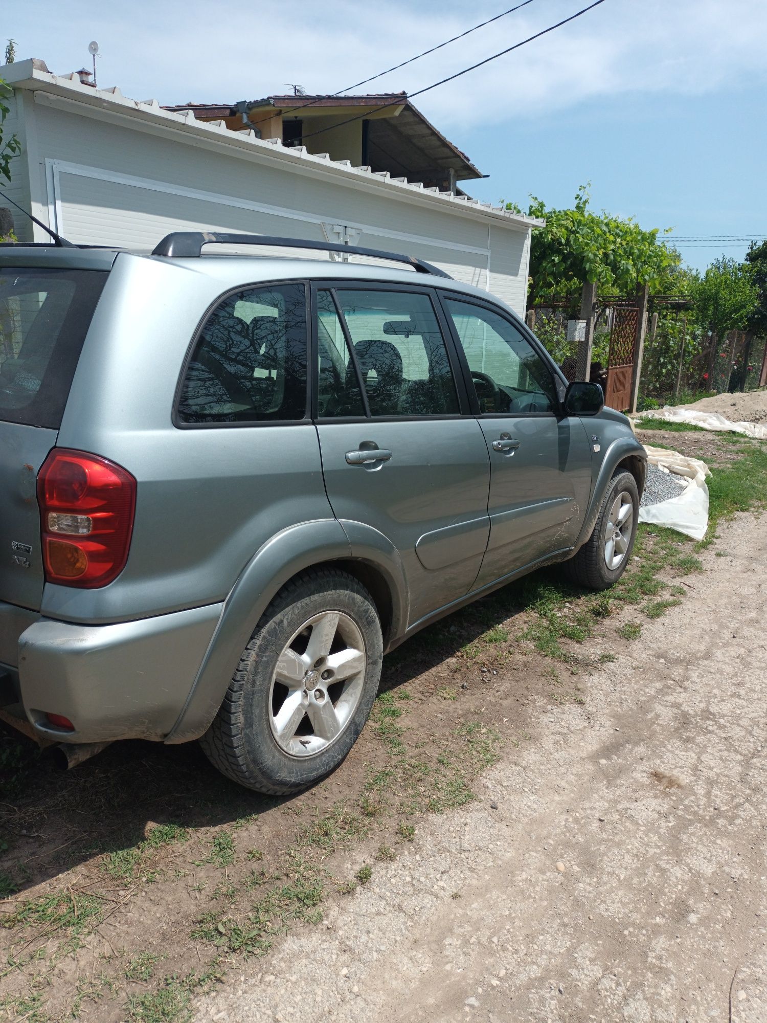 Рав 4 2005г дизел 2000к 3700лв