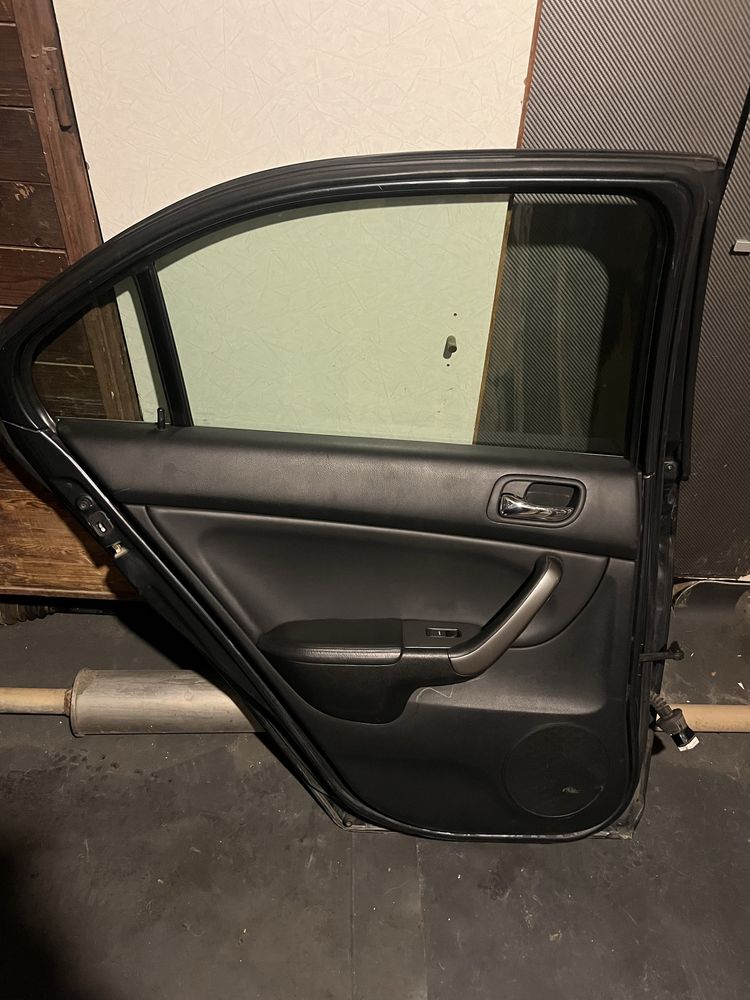 Продавам 2 леви врати за Honda Accord 7