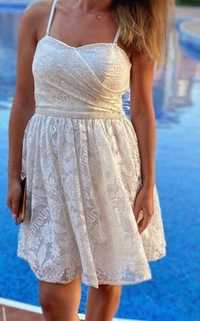 Дамска бяла дантелена рокля с колан от перли М размер