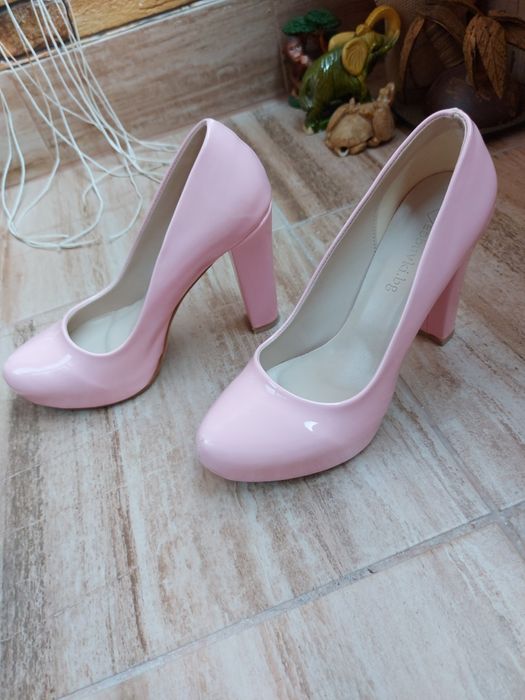 Елегантни обувки от еко лак