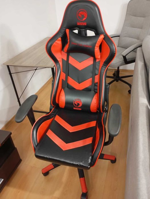 Гейминг въртящ стол и бюро