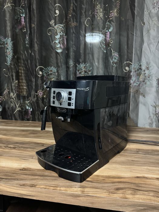Кофемашина Delonghi MagnificaS