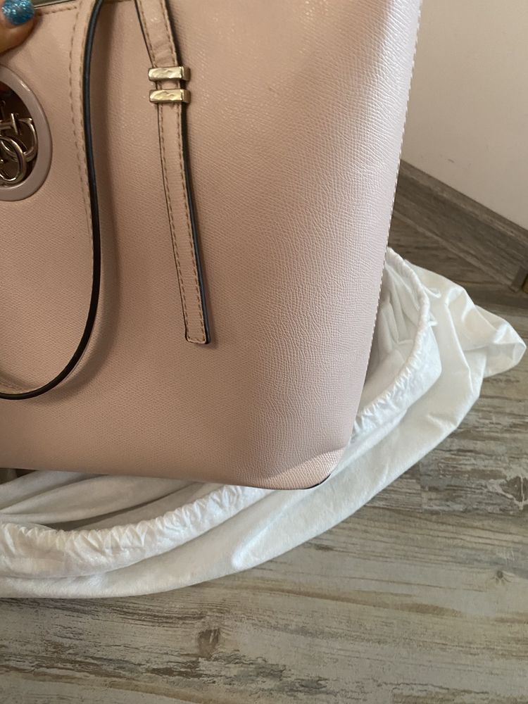 Розова чанта guess