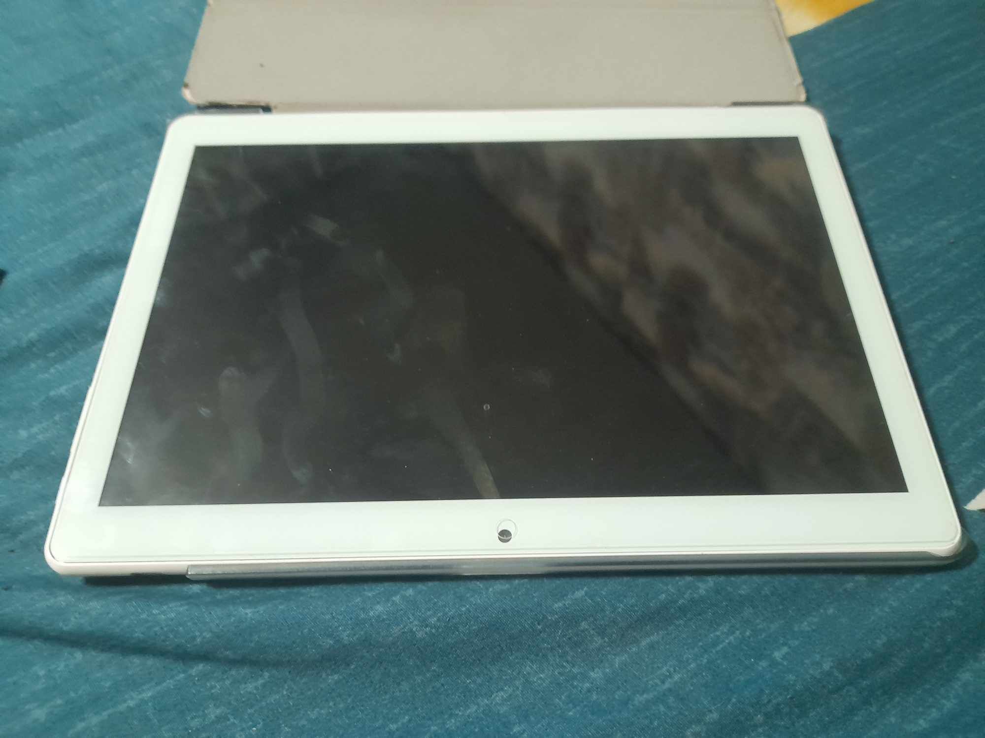 Vând Tableta 64Gb memorie 4GB RAM merge foarte bine, ea este 500lei