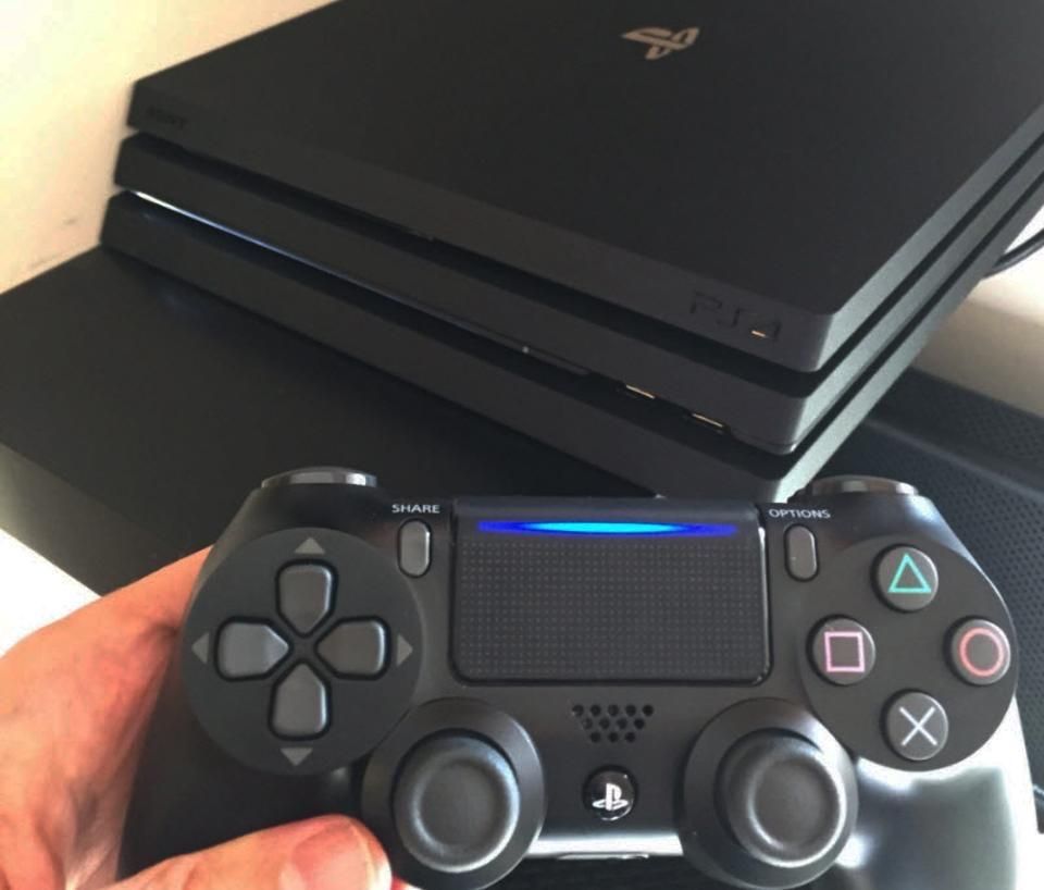 Продаю PlayStation 4 Pro