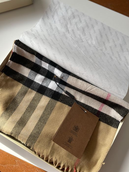 Кашмирен шал в кутия перфектен за подарък *Burb*erry**