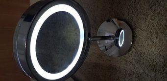 Oglinda cosmetica metalica cu picior si iluminare LED , 2 fete, 5X