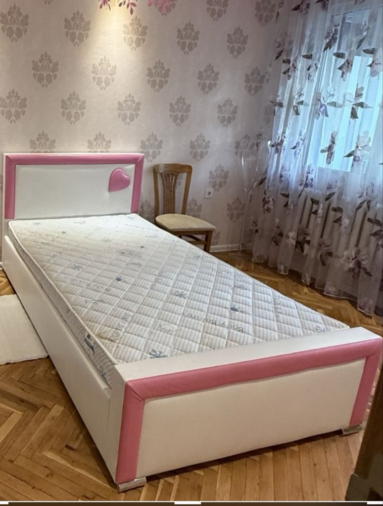 Продавам легло с еднолицев матрак
