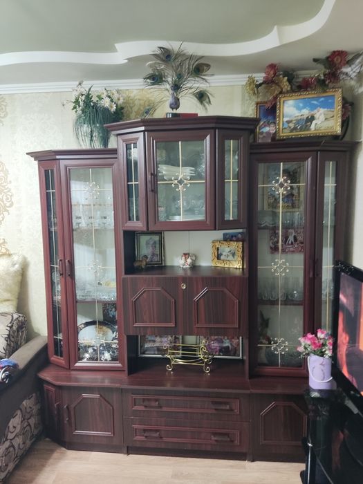 Продам сервант хороший