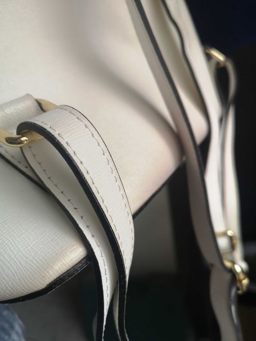 Бяла кожена раничка Tuscany leather дамска чанта употребявана