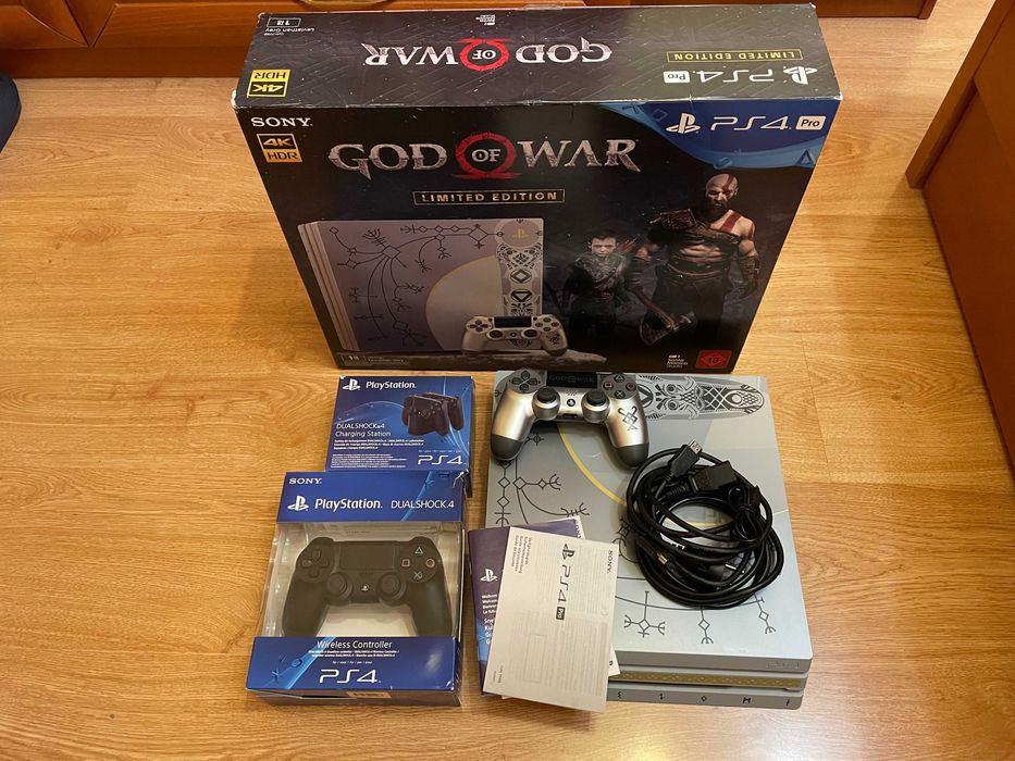 PlayStation 4 PRO 1TB God of War Limited Edition, 2 джойстика, 10 игри