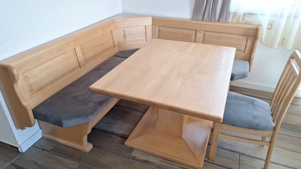 Coltar bucatarie cu masa și scaun