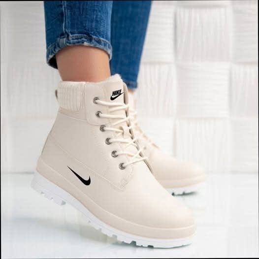 Топли и удобни дамски боти